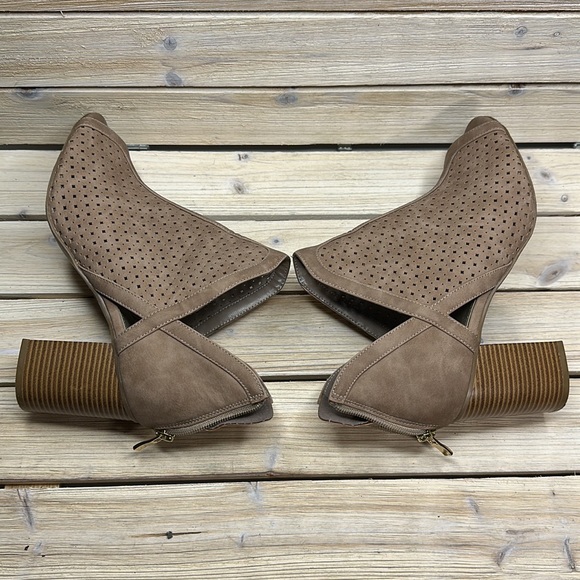 A.N.A Tiana Taupe Perforated Laser Cut Ankle Open Toe Bootie Block Heel 10 M - Picture 9 of 10
